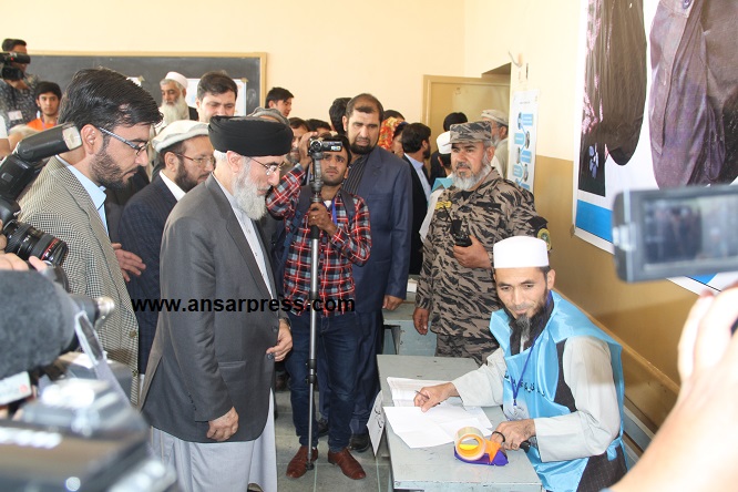 Hekmatyar Casts Vote without Having Sticker on His Tazkera + photos