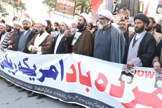 تظاهرات ضدآمریکایی هزاران پاکستانی همزمان با سفر معاون پامپئو به اسلام آباد + تصاویر