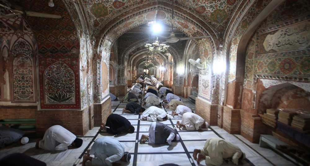 Pandemic grows, most Muslim states usher in Ramadan under lockdown