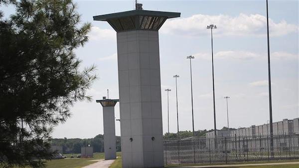US prison employee preparing for executions tests positive for coronavirus
