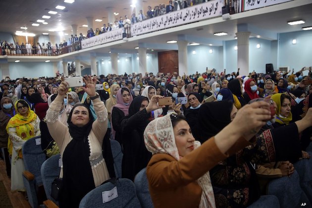 غنی: فرمان رهایی 400 زندانی طالبان را امضا می‌کنم