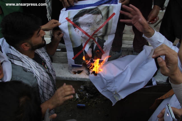 شعار مرگ بر فرانسه و مرگ بر مکرون در افغانستان طنین انداز شد مردم خواستار قطع روابط با فرانسه شدند 100 میلیون جایزه برای قتل گستاخ به ساحت رسول خدا تعیین شد