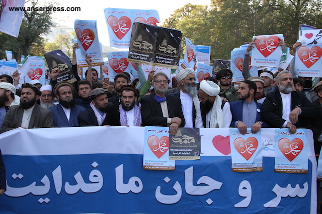 شعار مرگ بر فرانسه و مرگ بر مکرون در افغانستان طنین انداز شد مردم خواستار قطع روابط با فرانسه شدند 100 میلیون جایزه برای قتل گستاخ به ساحت رسول خدا تعیین شد