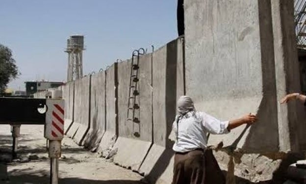 آغاز برچیدن موانع اطراف ادارات دولتی و مراکز نظامی از جاده های افغانستان