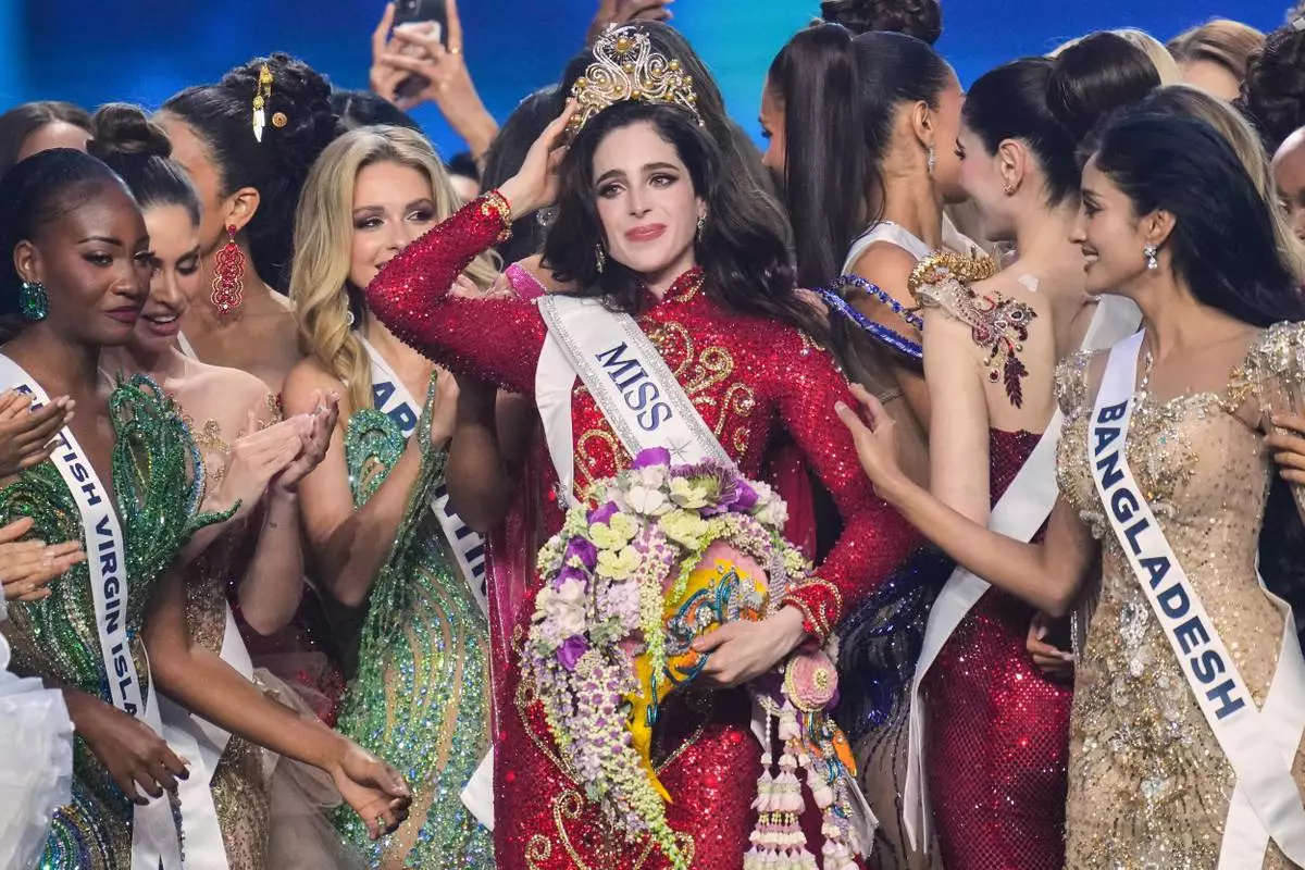Miss Mexico is crowned Miss Universe at a pageant where she stood up to a host`s bullying