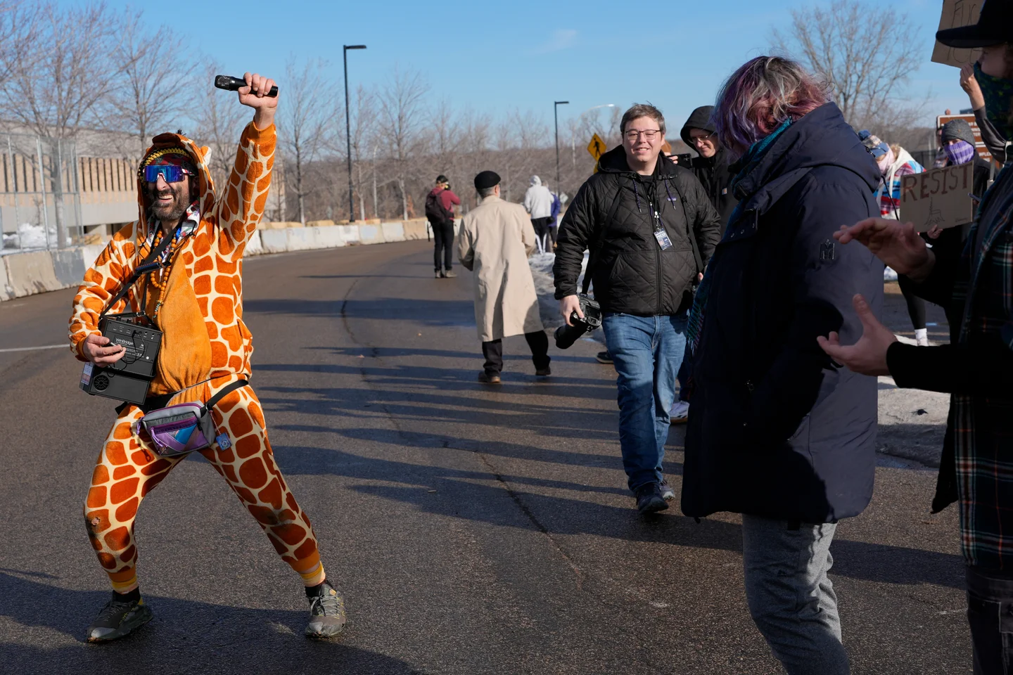 Photos Of Tensions Between Federal Officers And Locals In Minneapolis