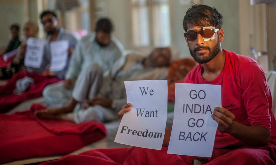 Indian Troops Clash with Kashmiri Protesters on Anniversary of Separatist Leader