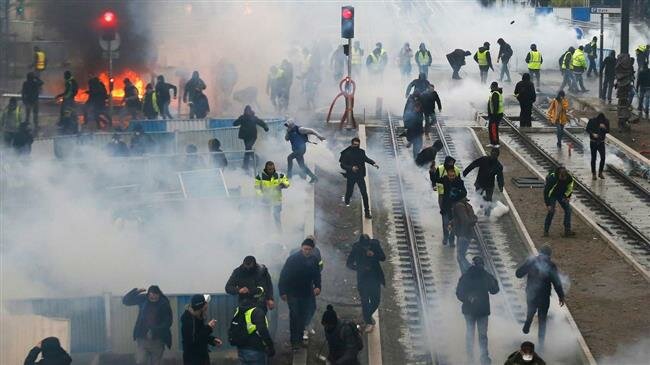  Yellow vests, police clash in Paris on day of ultimatum