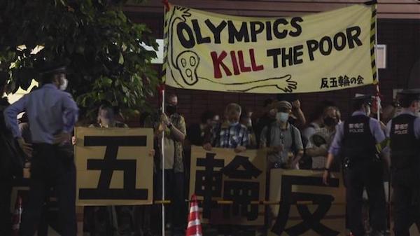  Fans, protesters gather outside stadium as Tokyo Olympics conclude 