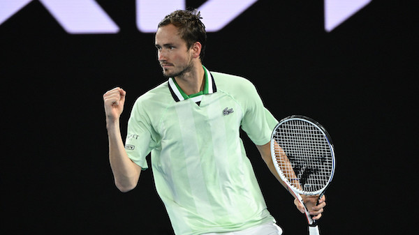  Medvedev wins explosive grudge match to reach Australian Open final 