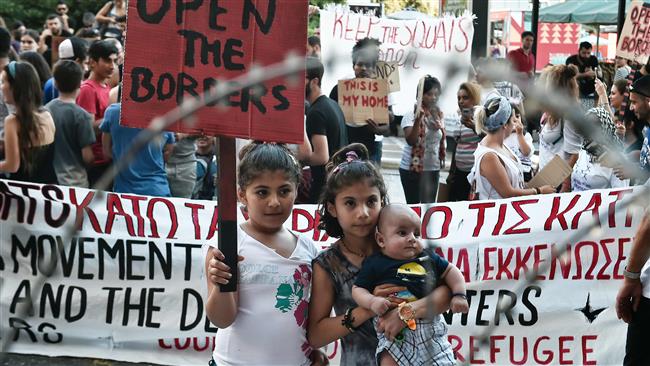 Hundreds of Greek activists protest against refugee squats evacuation
