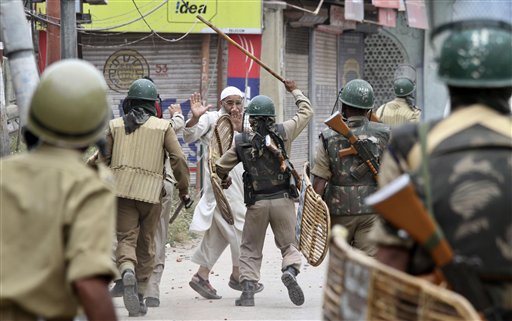  Indian Troops Clash with Kashmiri Protesters on Anniversary of Separatist Leader