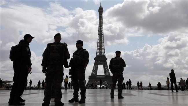  Man arrested after attacking police in Paris