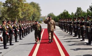 Pakistans army chief offers to train Afghan security forces